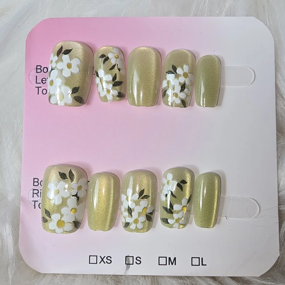 Handmade Floral Gold Press-On Nails - Picture 2 of 3